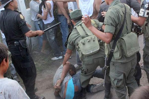 Comerciantes y vecinos vapulearon a tres delincuentes que fueron detenidos en un sector de Tiquisate, Escuintla. (Foto Prensa Libre: Felipe Guzmán)<br _mce_bogus="1"/>