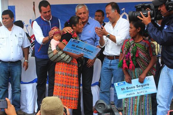 Durante el evento también se hizo entrega del bono seguro. (Foto Prensa Libre: José Rosales)<br _mce_bogus="1"/>