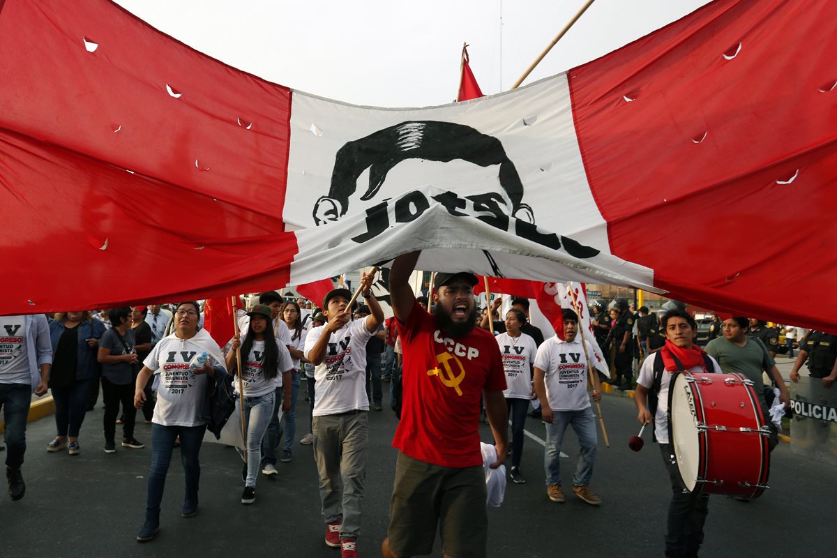 Manifestantes de grupos sociales protestan en Campo Marte, en Lima,Perú.(EFE).