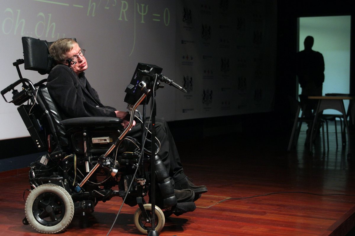 Stephen Hawking nació en Oxford, fue hijo de profesores, y murió en Cambridge. (Foto Prensa Libre: EFE)