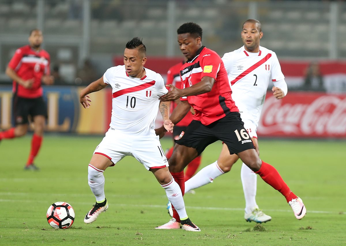 Levi García de Trinidad y Tobago disputa el balón con Christian Cueva de Perú en el amistoso en el Estadio Nacional de Lima. (Foto Prensa Libre: EFE)