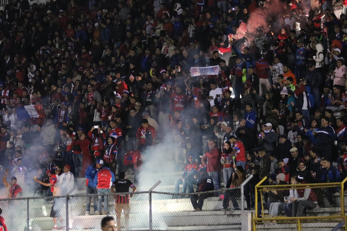 La afición de Xelajú MC apoyó en todo momento a su equipo. (Foto Prensa Libre: Carlos Ventura)