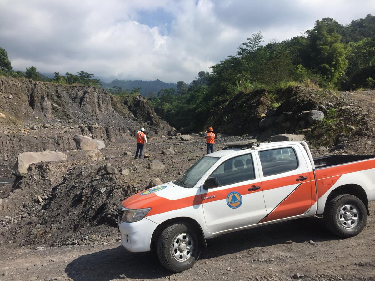 Personal de la Conred lleva a cabo monitoreos constantes en las barrancas del volcán Santiaguito. (Foto Prensa Libre: Conred)