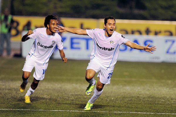 Carlos Figueroa celebra su gol. Los albos consiguieron llegar nuevamente a la final de un torneo corto, y van en busca de su sexto campeonato al hilo. (Foto Prensa Libre: Óscar Felipe)