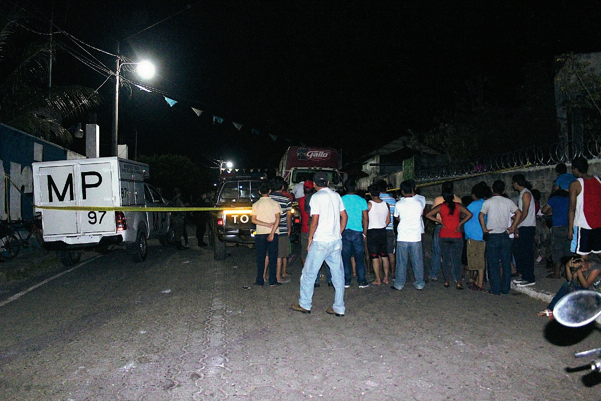 Fiscales del Ministerio Público acordonaron la escena del crimen en el cantón Villa Flor, Pajapita, San Marcos. (Foto Prensa Libre: Alexander Coyoy)