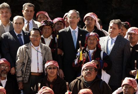 Los presidentes de la Corte Suprema de Justicia, Luis Archila —Izq.—;  de la República, Álvaro Colom, y del Congreso, Roberto Alejos —Der.—, ayer al final del encuentro en Gumarcaj, Quiché.