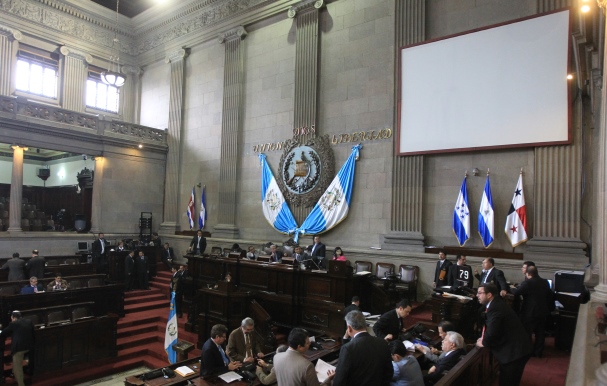 El tablero electrónico que marca la permanencia de los diputados dentro del hemiciclo no funciona. (Foto Prensa Libre: Hemeroteca PL)