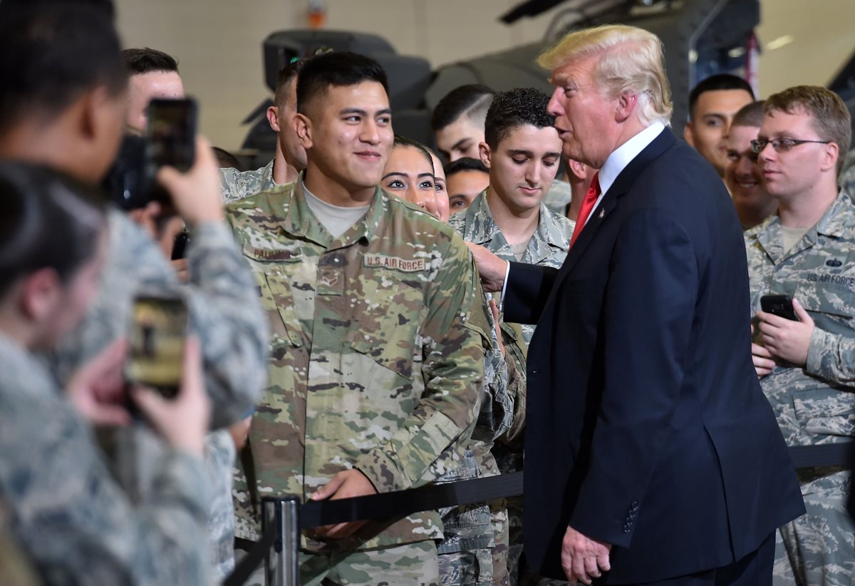 Trump saluda a soldados en la base de Phenix, Arizona, el 19 de octubre. (Foto Prensa Libre: AFP)