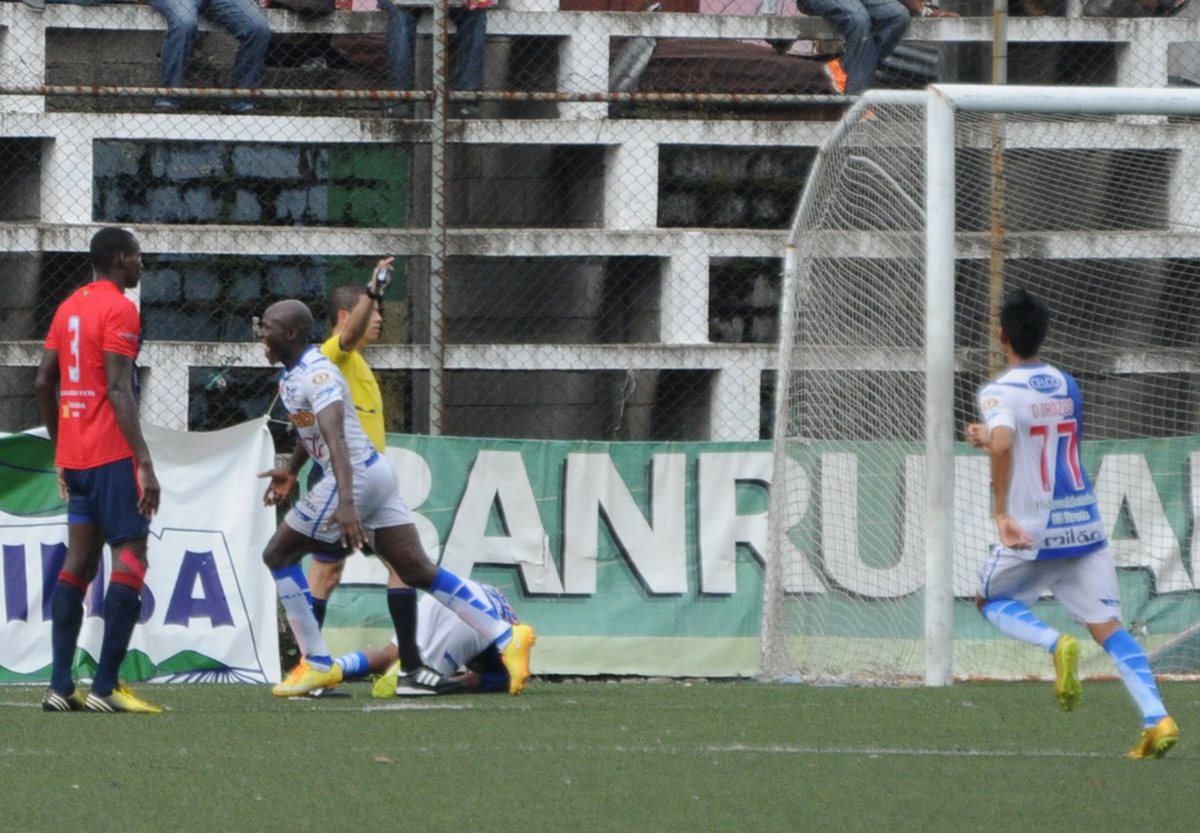 Jhon Cordóba festeja luego de anotar el primer gol de los vendados frente a los toros. (Foto Prensa Libre: Álexander Coyoy)