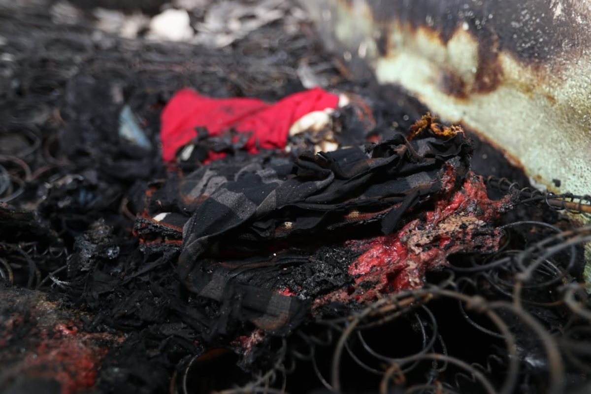 El incendio registrado en una casa de la colonia la Verbena destruyó una cama, un carruaje y otros objetos personales de la familia. (Foto Prensa Libre: Óscar Rivas)