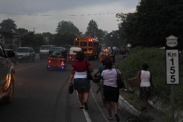 Varios  usuarios optan  por caminar, ya que  el transporte   colectivo  no logra circular.