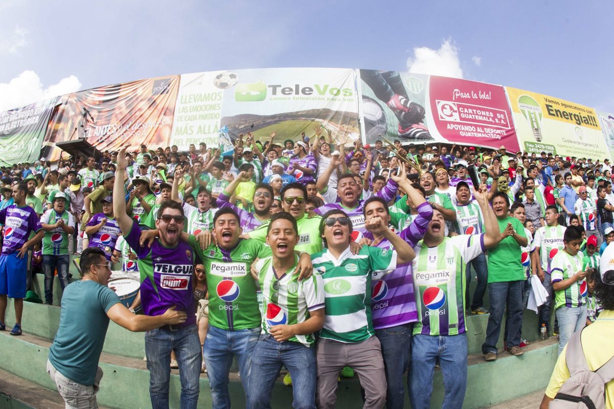 Los aficionados de Antigua GFC festejaron a lo grande. (Foto Prensa Libre: Norvin Mendoza)