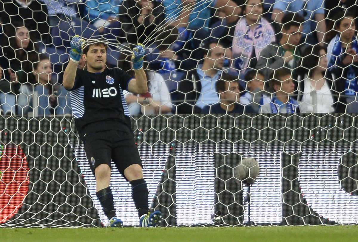 Casillas luce derrotado después del tercer gol del Sporting que los derrotó de visitante 3-1 en el estadio del Dragón. (Foto Prensa Libre:AFP)