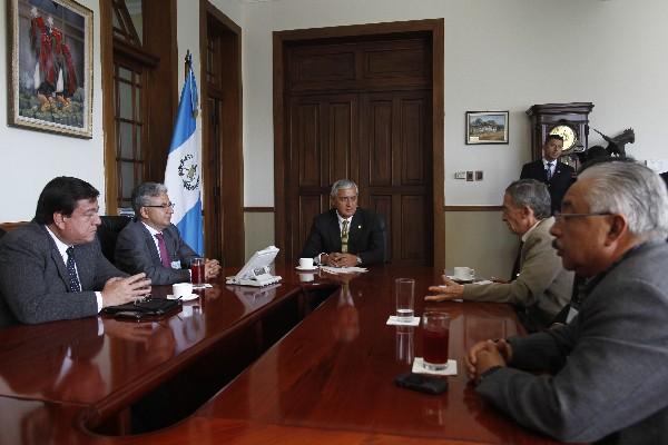 PÉREZ MOLINA escucha la posición de miembros del Consejo Económico y Social, en la Casa Presidencial.