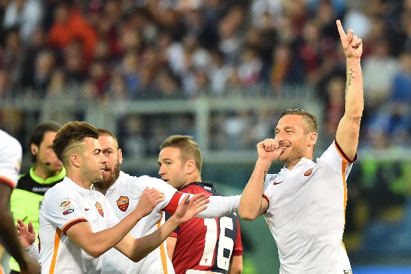 Francesco Totti celebra tras marcar en el partido de la Roma contra Génova. (Foto Prensa Libre: AFP).