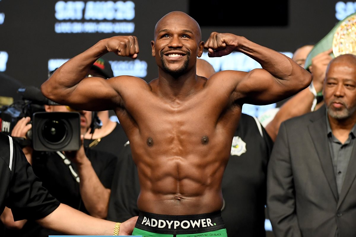 Floyd Mayweather Jr. al momento de pasar por la báscula.