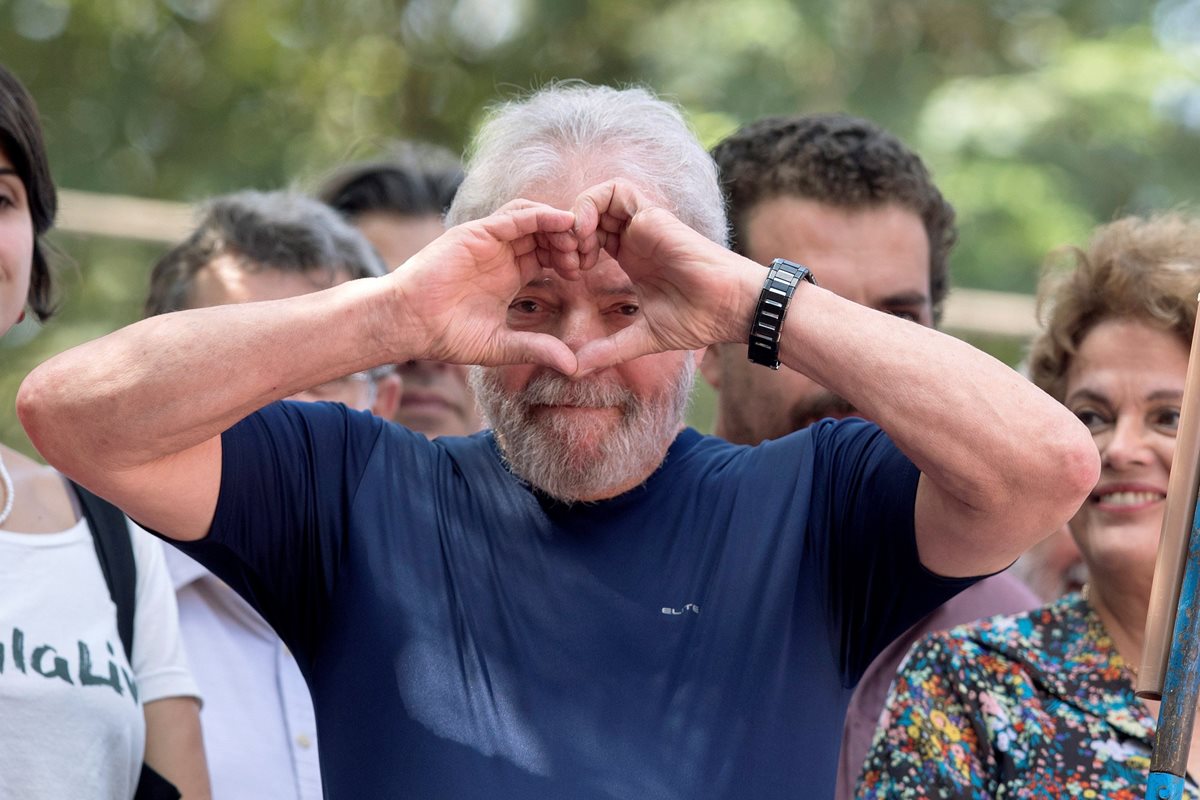 Lula debía entregarse el viernes pero atrasó su entrega ante las autoridades para participar en una misa en memoria de su fallecida esposa.