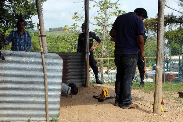 A un lado del cadáver de Caal Icó  quedó la escopeta  12.