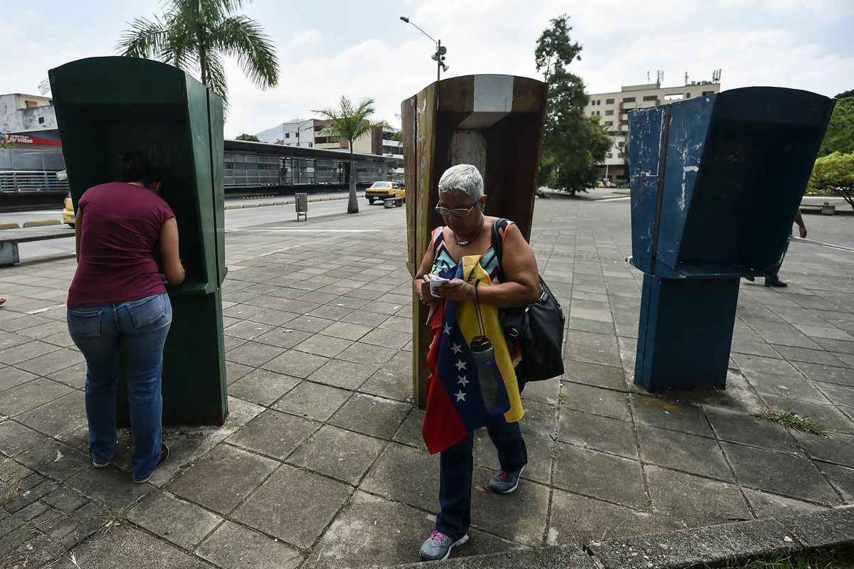 Estoy manifestando mi descontento hacia el gobierno. No conseguimos las medicinas, cada vez alcanza para menos comida en la casa. Y ellos solo quieren seguir en el poder, votamos para sacarlos, declaró Tibisay Méndez, de 49 años.