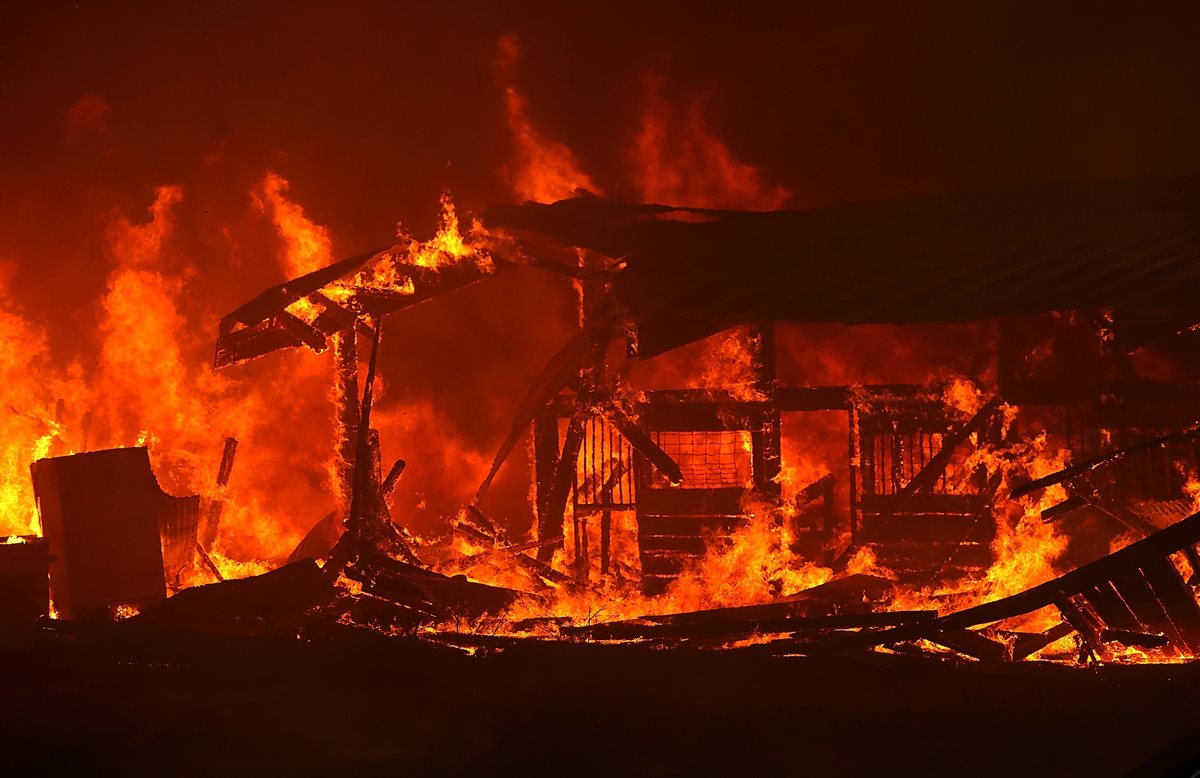 Un granero para los caballos se quema en área de Lakeport, California. (AFP)