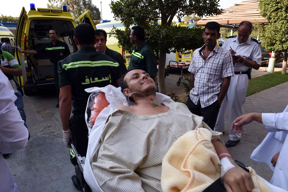 Socorristas se disponen a subir al turista, Juan Pablo Garcia Chavez, uno de los heridos en el ataque del Ejército egipcio. (Foto Prensa Libre: AFP).