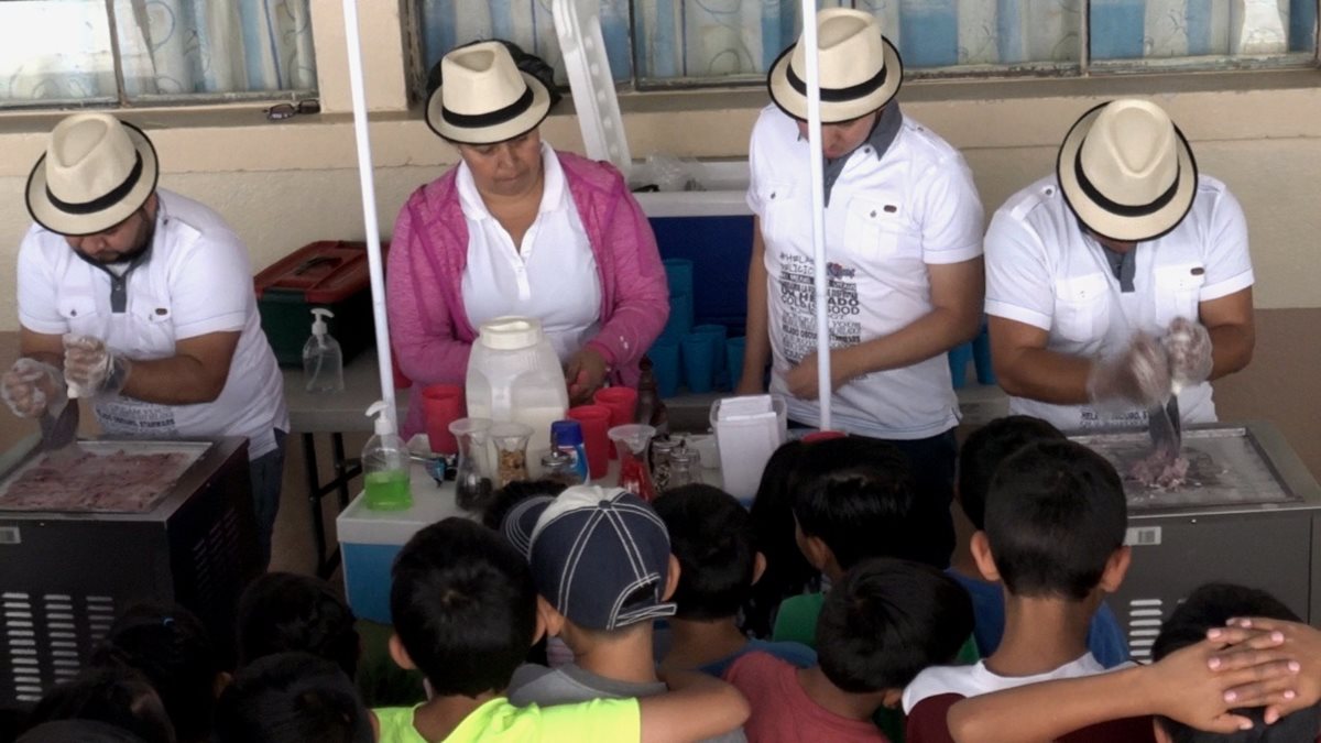 Los menores de la casa hogar observan cómo es la elaboración de los helados artesanales. (Foto: Fernando Magzul)