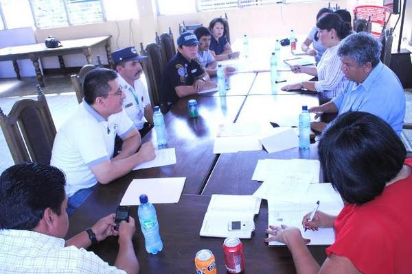 Autoridades locales y representantes de instituciones  de Coatepeque se reunieron para evaluar daños. (Foto Prensa Libre: Edgar Girón)<br _mce_bogus="1"/>