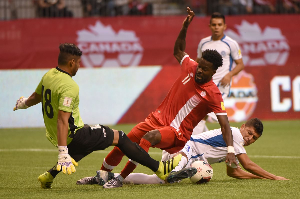 Acción durante el partido entre El Salvador y Canadá. (Foto Prensa Libre: AFP)