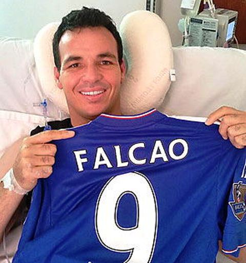 El futbolista uruguayo Alexis Viera posa este jueves 17 de septiembre de 2015 mientras sostenie una camiseta enviada por el delantero colombiano Radamel Falcao García. (Foto Prensa Libre: EFE)