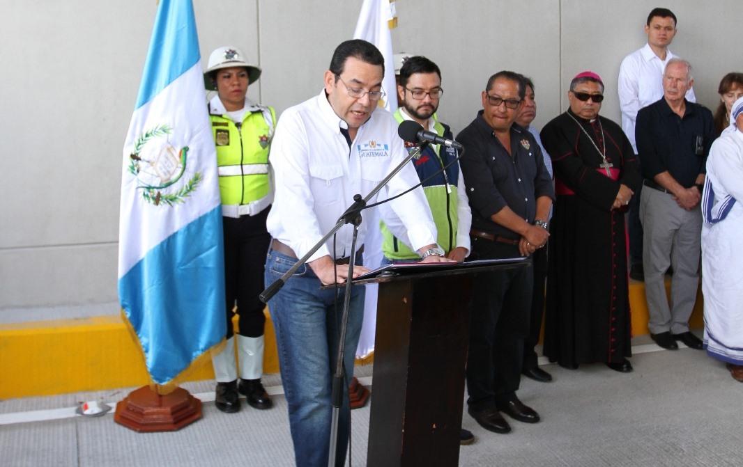 El presidente Jimmy Morales durante la inauguración del nuevo viaducto en zona 16. (Foto Prensa Libre)