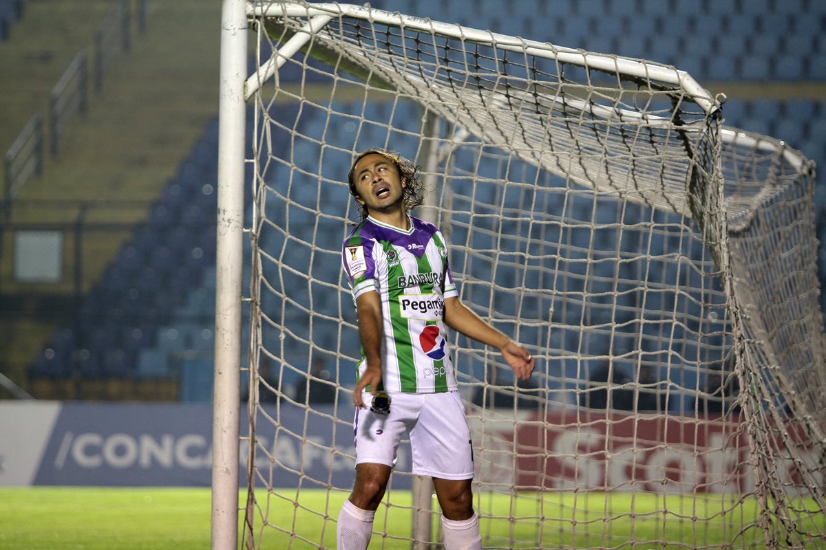 Agustín Herrera, de Antigua, lamenta una de las pocas opciones a gol contra Red Bulls. (Foto Prensa Libre: Jesús Cuque).