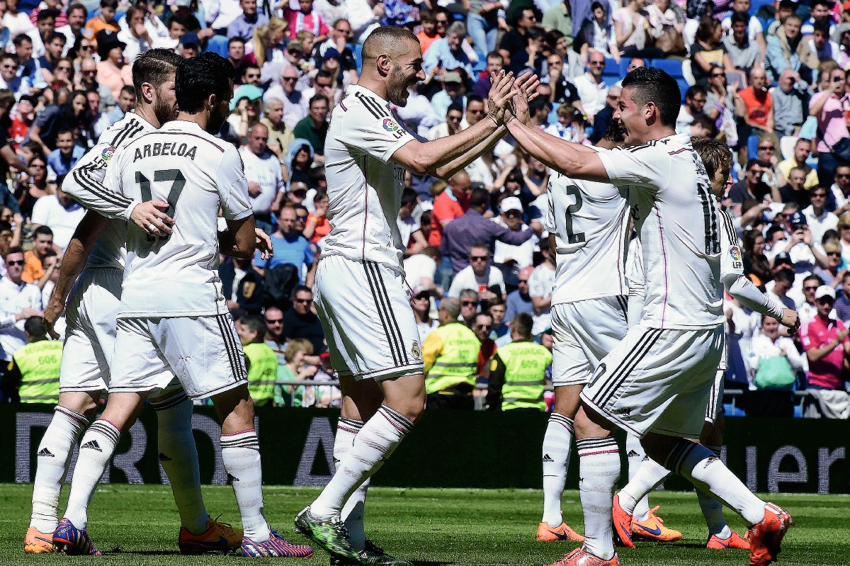 Futbolistas celebran el triunfo. (Foto Prensa Libre: AFP)