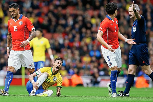 Neymar, reacciona luego de la falta que le hace el chileno Miko Albornoz. (Foto Prensa Libre: AP)