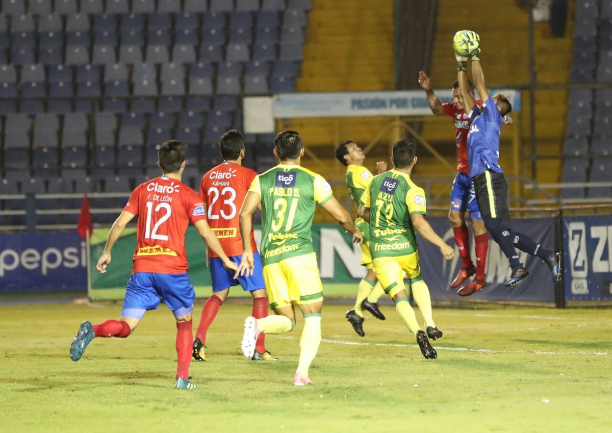 Municipal no sacó suficiente provecho jugando de local para definir la serie contra Petapa. (Foto Prensa Libre: Jorge Ovalle)