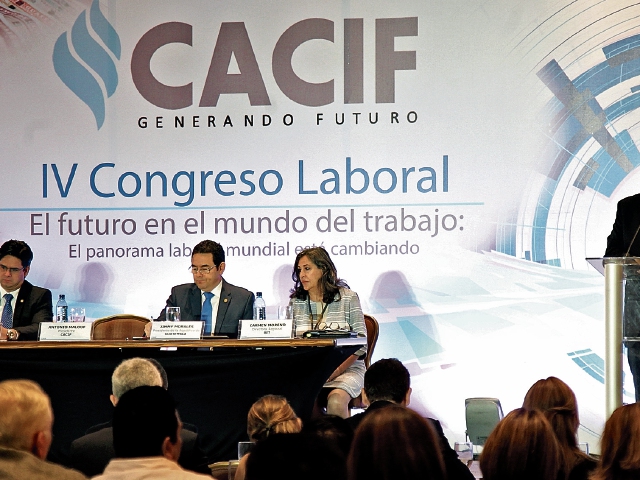 Guillermo Gándara, viceministro de Trabajo; Jimmy Morales, presidente de la República; Carmen Moreno, directora de la OIT, y Antonio Malouf, presidente del Cacif, participan en el IV Congreso Laboral.