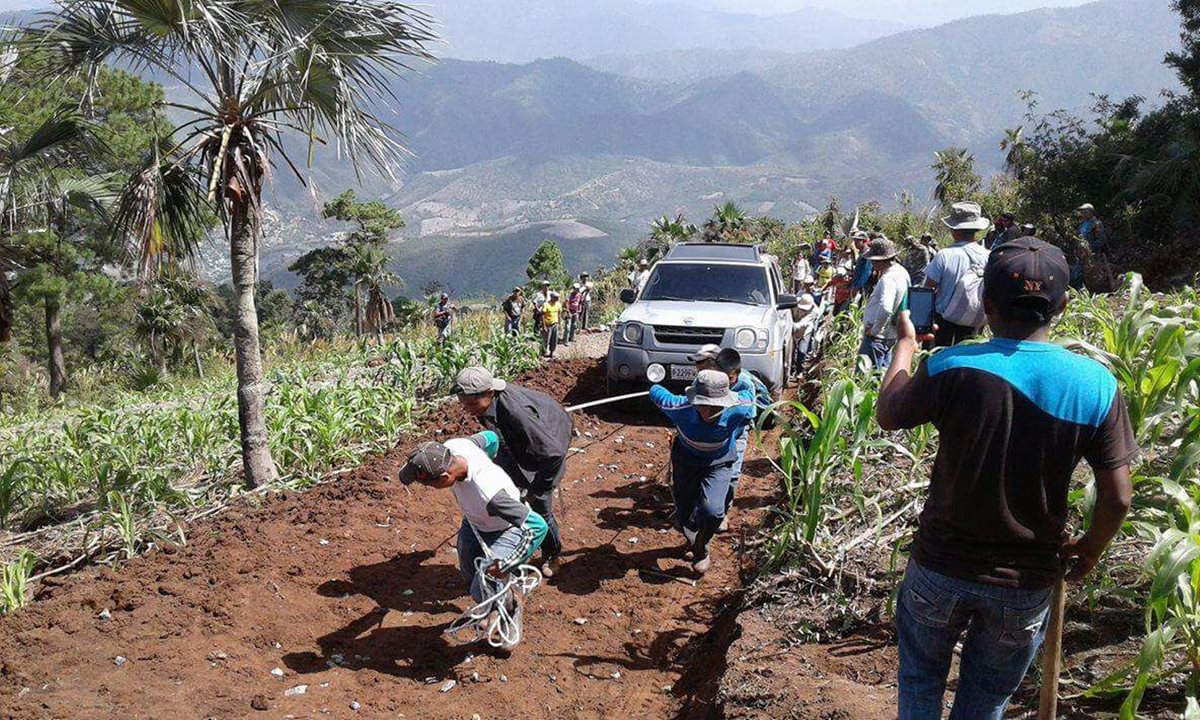 Pobladores habilitaron otra ruta para que el alcalde no fuera retenido. (Foto Prensa Libre: Héctor Cordero)