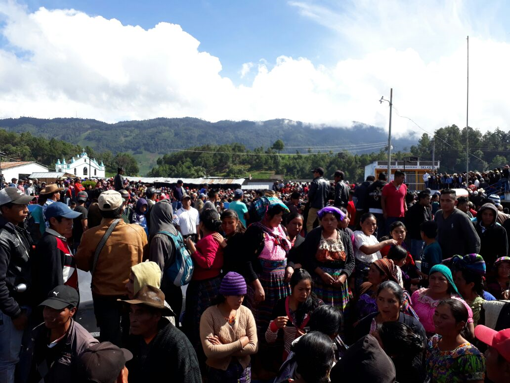 Pobladores de Chiul en el parque de la aldea, donde tienen al alcalde de Cunén. (Foto Prensa Libre: Héctor Cordero)