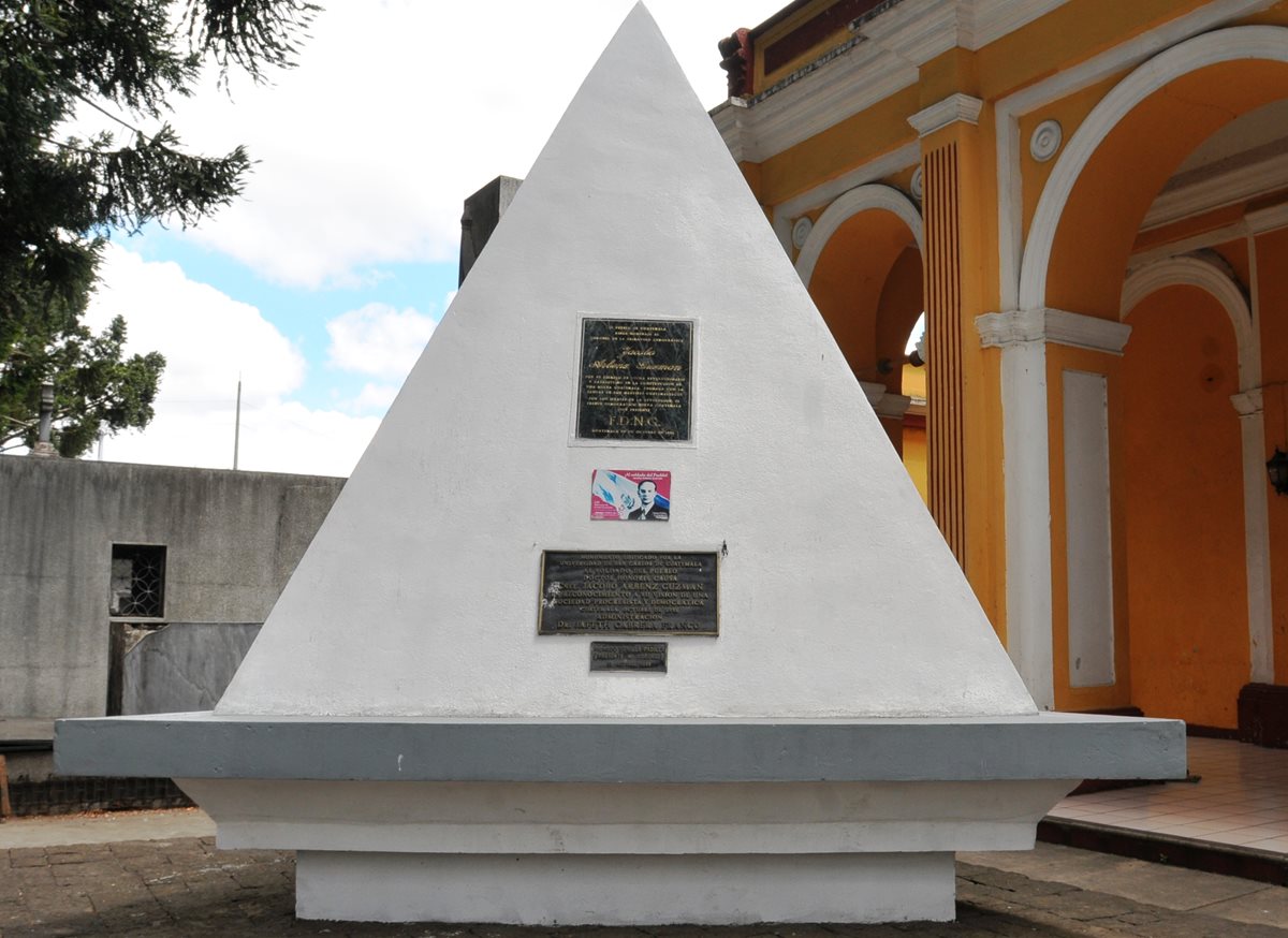 Tumba de Juan Jacobo Árbenz Guzmán, protagonista de la revolución en 1944