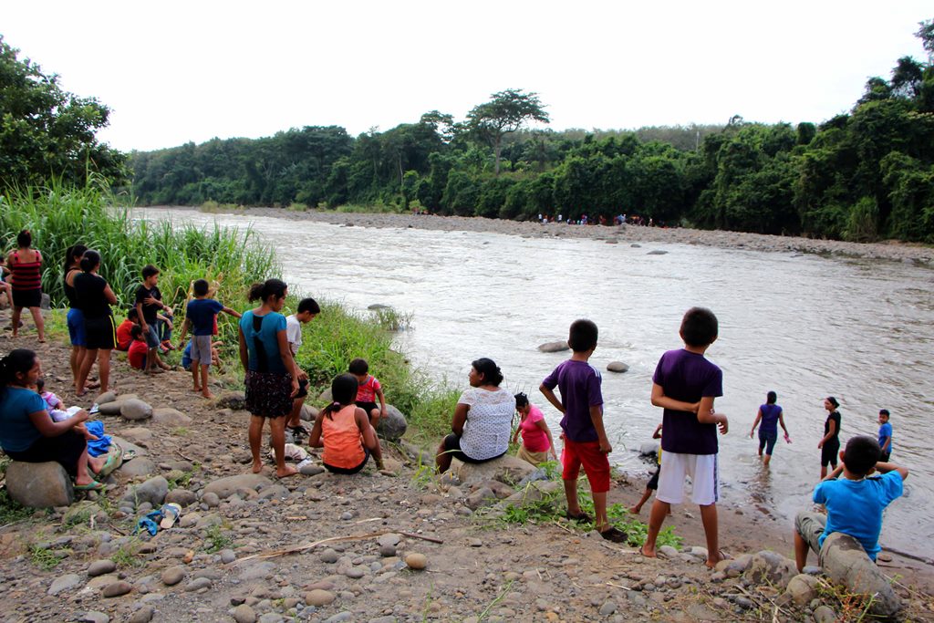 Curiosos observan el cadáver que estaba flotando en el río Ocosito, Nuevo San Carlos, Retalhuleu. (Foto Prensa Libre:Rolando Miranda)