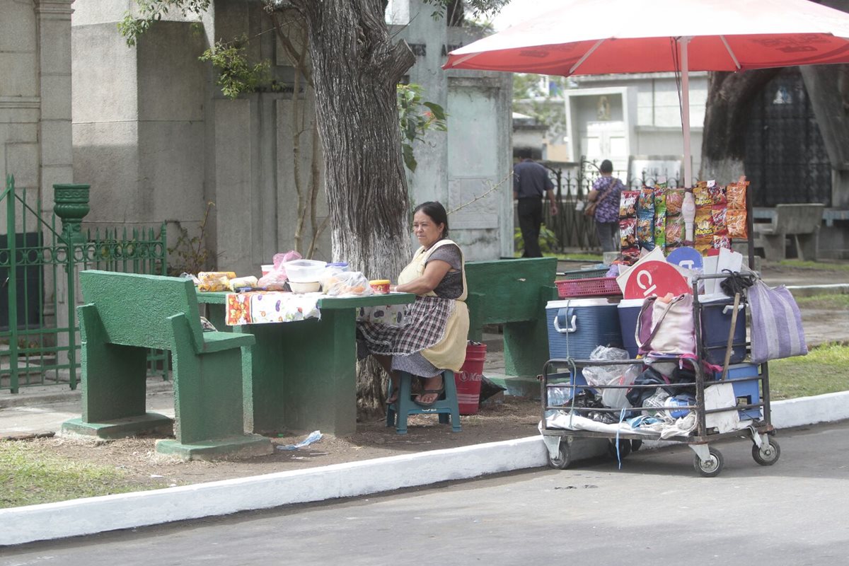 Las ventas de comida y otros negocios están prohibidas a partir de este jueves en los cementerios nacionales. (Foto Prensa Libre: Erick Ávila)