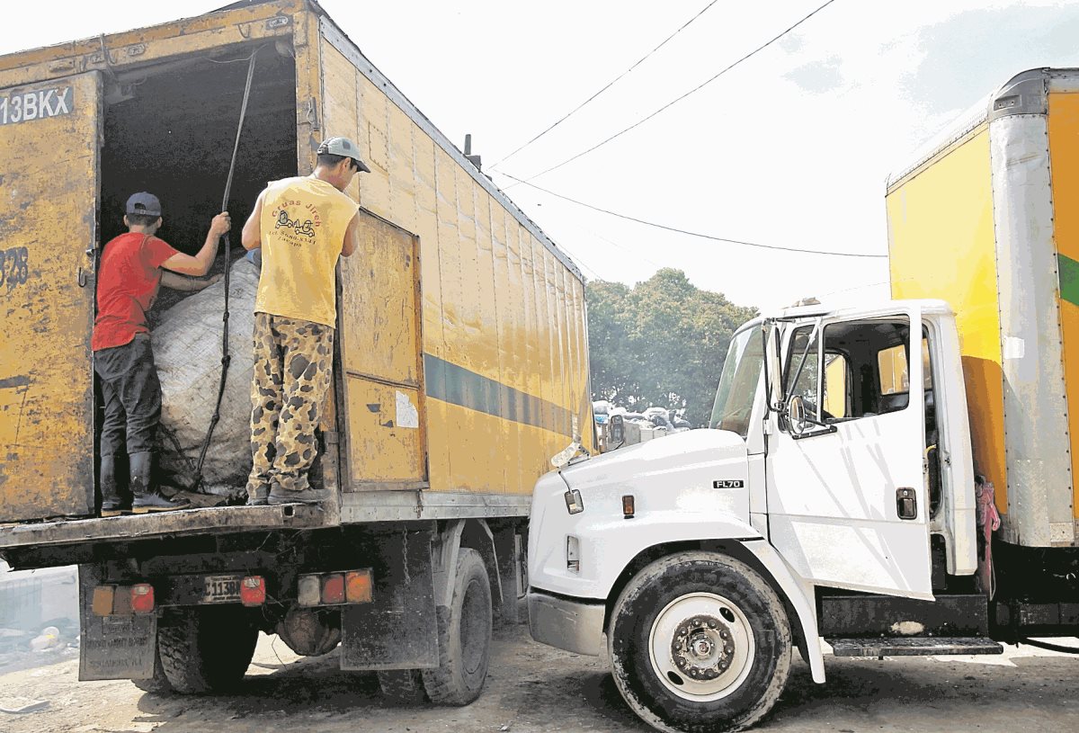 El costo por el servicio de recolección de basura se ha incrementado en varias colonias de la ciudad (Foto Prensa Libre: Hemeroteca PL)