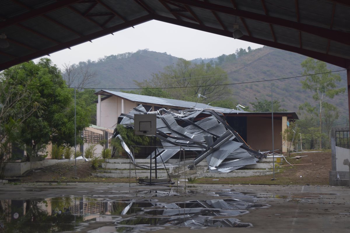 Instalaciones dañadas del Instituto Normal Bilingüe Intercultural de Rabinal. (Foto Prensa Libre: Carlos Grave)