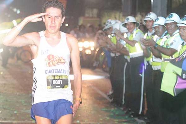 Luis Carlos Rivero al momento de llegar a la meta ubicada en el Centro Cívico. (Foto Prensa Libre: Norvin Mendoza)