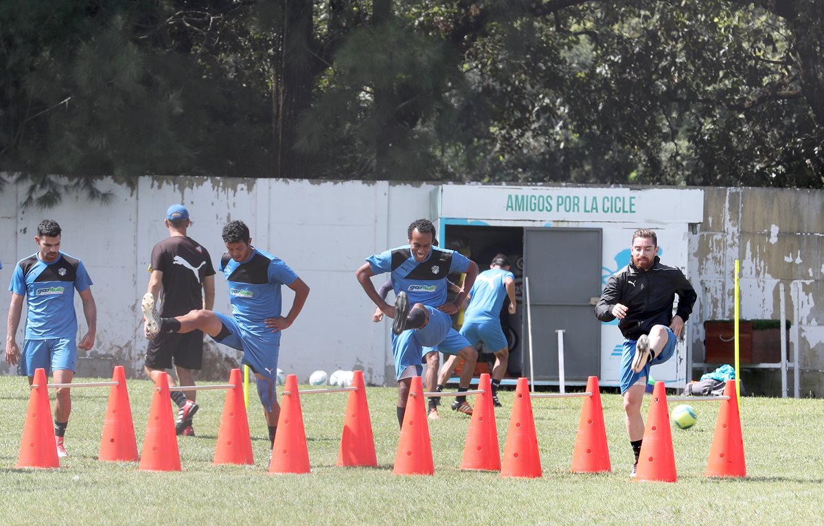 Comunicaciones espera continuar mañana, en su visita a Sanarate, con su buen momento en el Apertura 2017, en el que ocupa la tercera casilla. (Foto Prensa Libre: Edwin Fajardo)