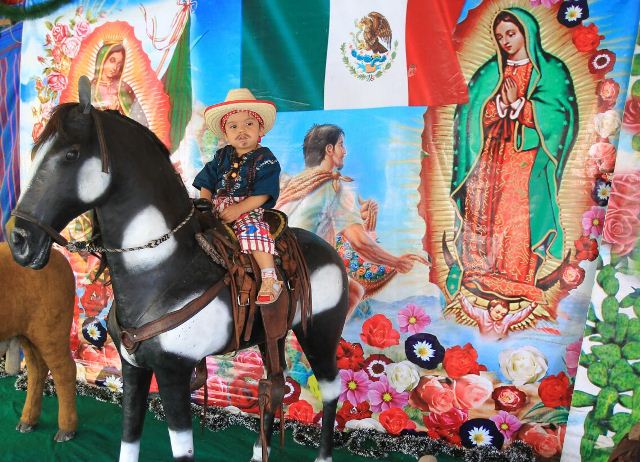 Los niños fueron fotografiados junto a la imagen de la virgen. (Foto Prensa Libre: Esbin García)