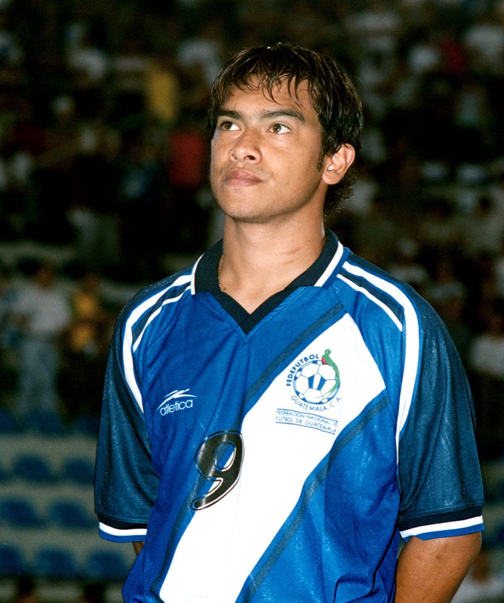 Carlos Humberto Ruiz luce la camisola de Guatemala en el 2000. (Foto Prensa Libre: Hemeroteca PL)