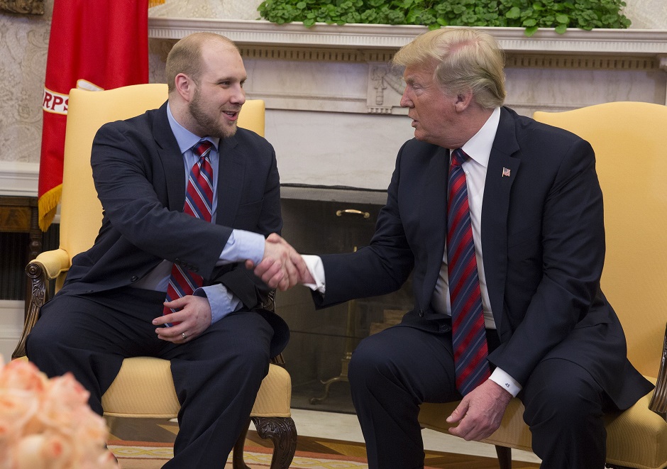 Joshua Holt saluda a Donald Trump, después de ser liberado por el gobierno de Venezuela. (Foto Prensa Libre: EFE)