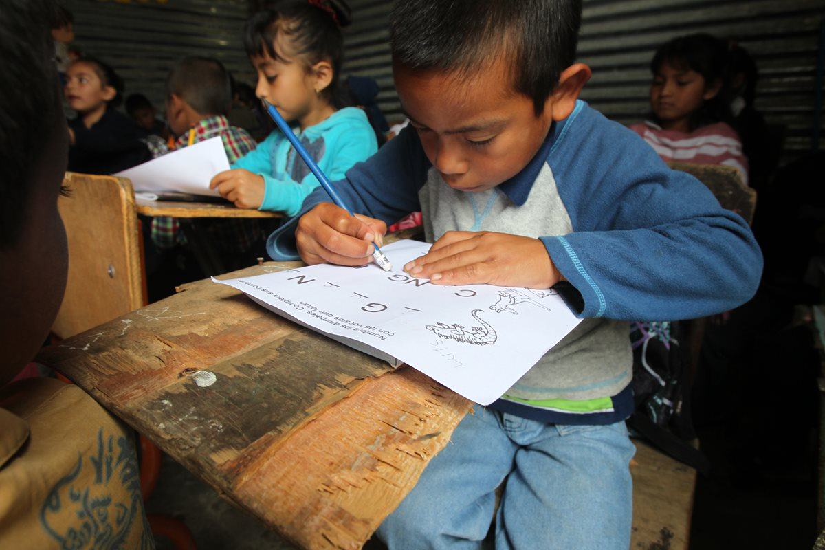 Miles de niños tienen que abandonar sus estudios, sobre todo en la provincia. (Foto Prensa Libre: Esbin García)