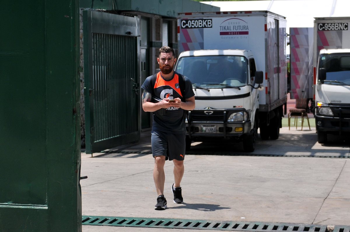 Jean Jonathan Márquez a su salida de las canchas del estadio Cementos Progreso.