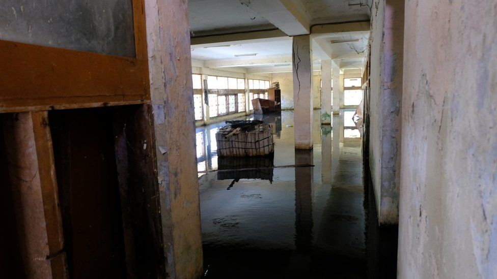 Agua estancada en la planta baja.